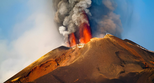 Etna, prosegue l'eruzione: nuova bocca in Valle del Bove, voli quasi normali